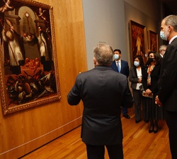 El catedrático de Historia del Arte Iberoamericano en la Universidad de Granada y comisario de la exposición, Rafael López Guzmán, explica a Su Majest